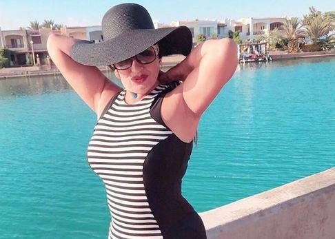 بالصور - بعد استعادة رشاقتها... إكتشفي القطعة التي لا تتخلى عنها فيفي عبده