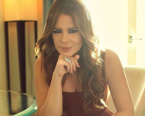 بالصور - اكتشفي القطعة التي لا تتخلى عنها كارول سماحة لتبدو ممشوقة القوام