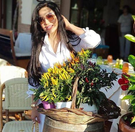 بالفيديو - لجين عمران تكشف عن عمرها الحقيقي وعدد عمليات التجميل التي أجرتها