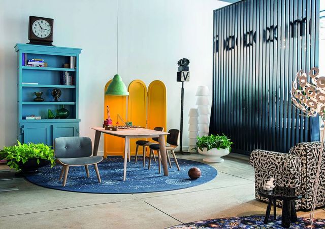 مجموعة من الأثاث المطلي بألوان زاهية