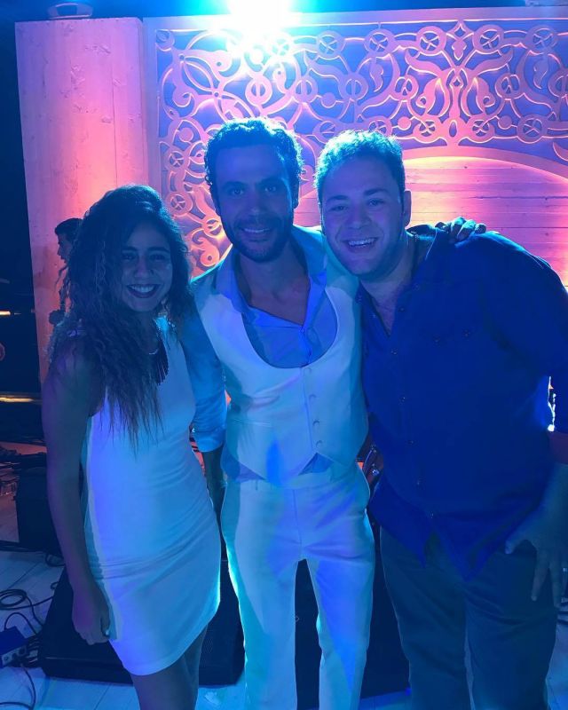 محمد علي رزق وزوجته مع العريس