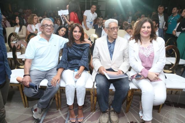 منى زكي تتوسط المخرجين داود عبد السيد ويسري نصر الله