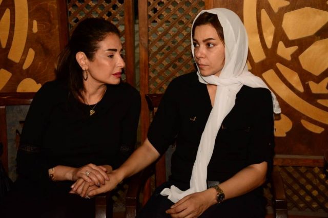 بالصور - ألفت عمر تنهار في عزاء والدتها وهؤلاء النجوم حضروا لمساندتها