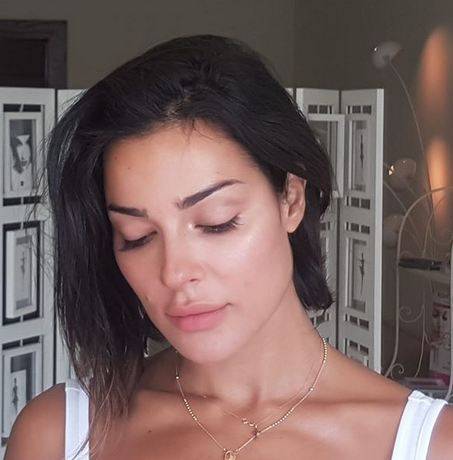 بالفيديو - نادين نسيب نجيم تخطف الأنظار في أول ظهور لها بعد وفاة والدها