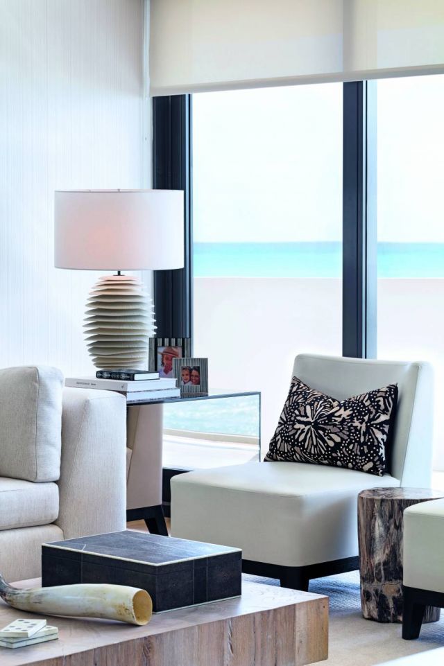 ركن جانبي من الصالون المطل على البحر
