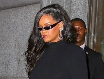 بالصور-  إليك تكلفة إطلالة ريهانا التي شغلت مواقع التواصل الاجتماعي ‎