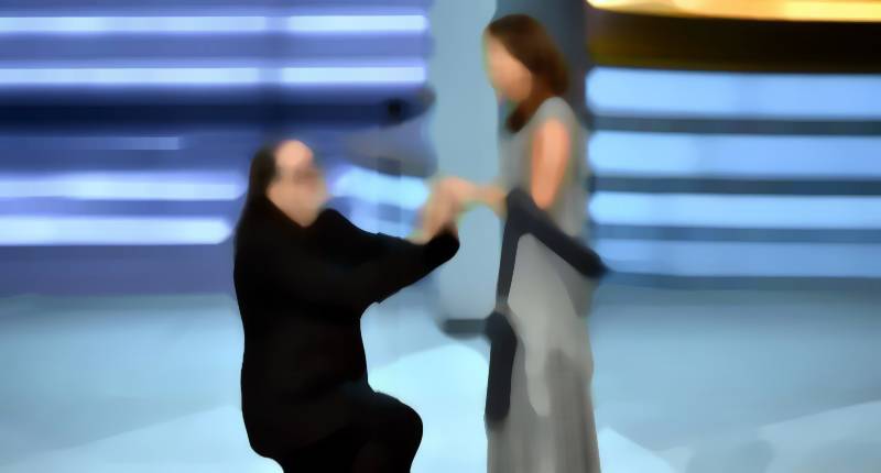 بالفيديو- مخرج يطلب يد حبيبته على الهواء مباشرة في حفل Emmy’s... برسالةٍ مؤثرة