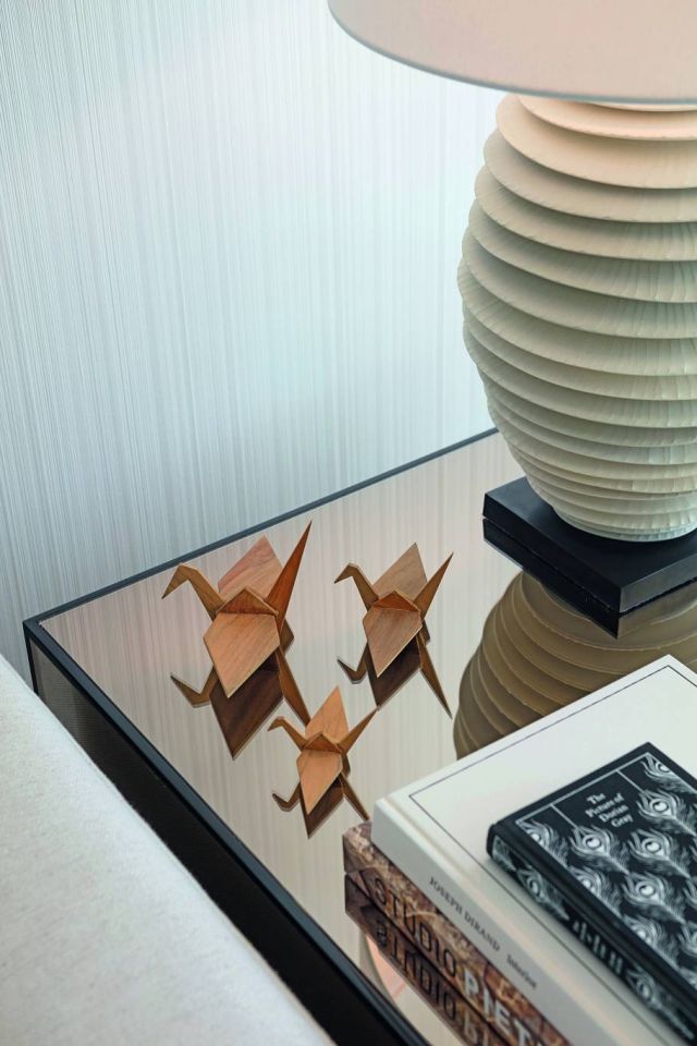 تفصيل من طاولة جانبية في الصالون ملبّسة بالمرايا