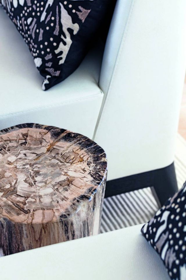 تفصيل من ركن في الصالون تبرز فيه طاولة صغيرة مصاغة من رقائق الخشب 