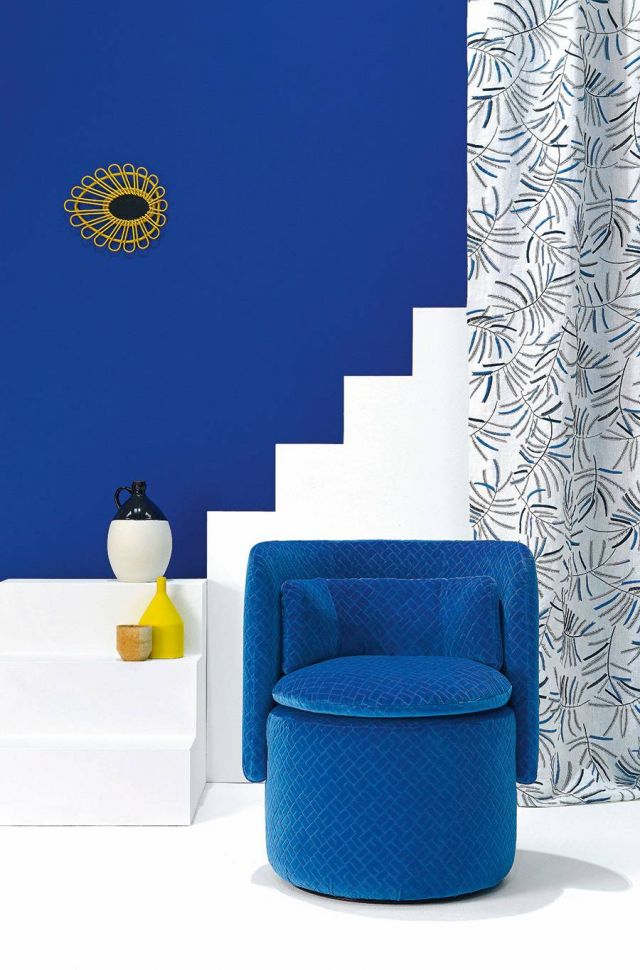 الأزرق والأبيض يتصدّران المشهد