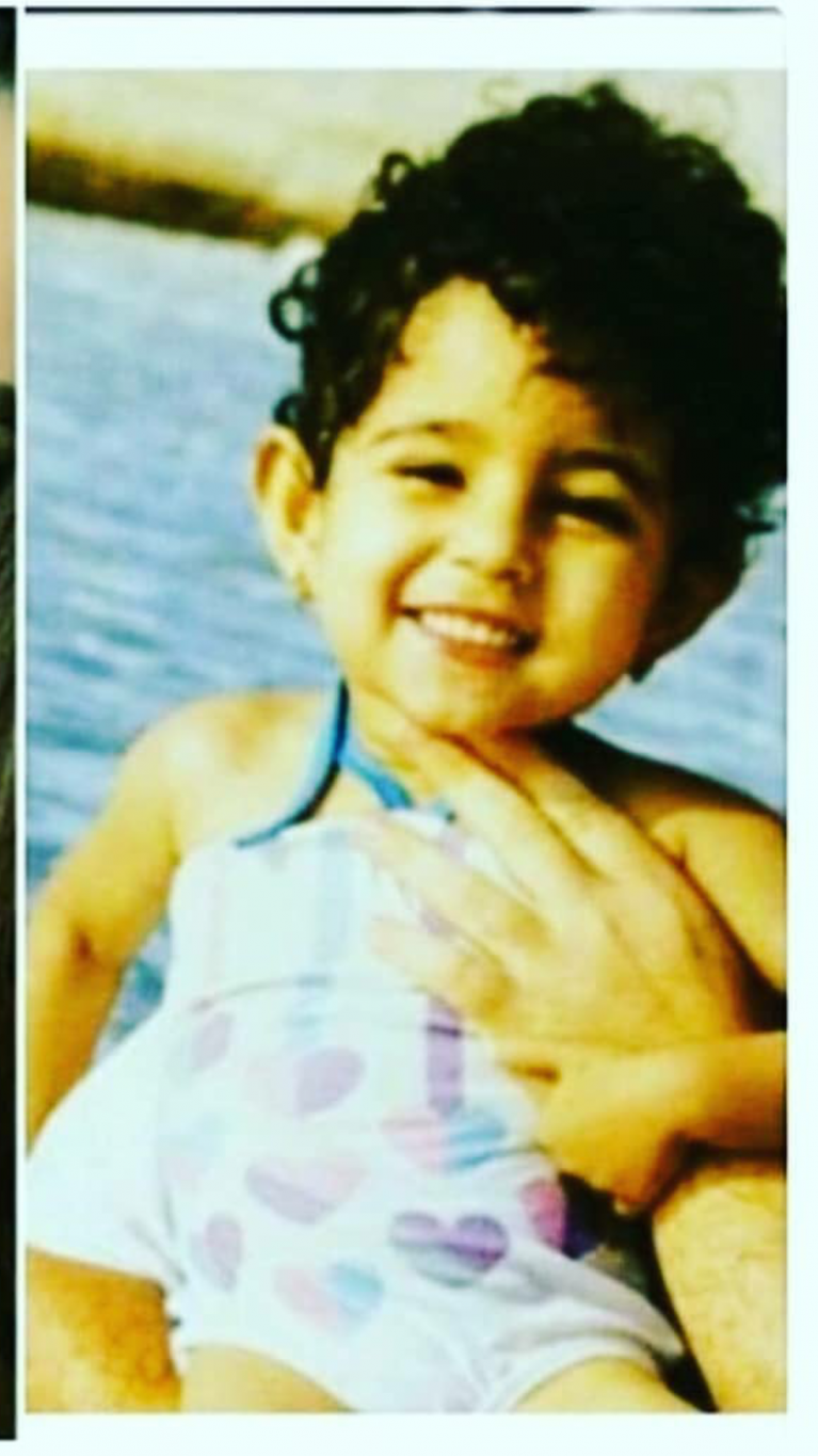 هذه الطفلة الصغيرة أصبحت نجمة شهيرة الآن .. من هي؟