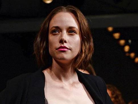 في أسبوع لندن للموضة: عارضة أزياء تستبدل حمالة الصدر بمضخة لدر الحليب للأمهات المرضعات... وهذه فوائدها