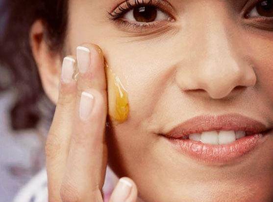البشرة الدهنية تعشق العسل... إليكم السبب!