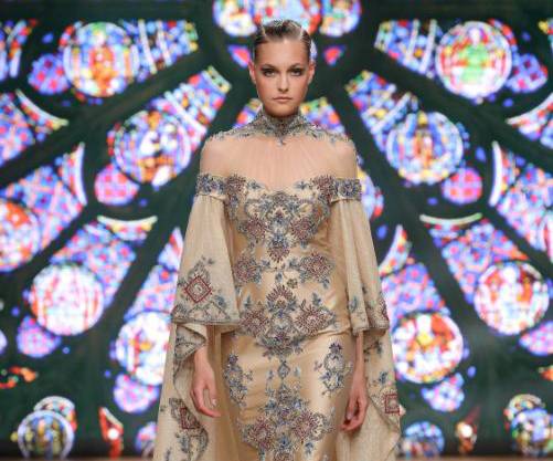 تألقي بفساتين سهرة فخمة باللون الذهبي