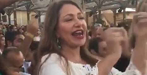 ليلى علوي تثير ضجة بطريقة رقصها في حفل عمرو دياب