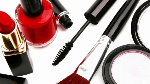 بالفيديو - في الـ6 من عمرها وتطبق الماكياج كالمحترفات... مدهشة بجرأتها وطرافتها