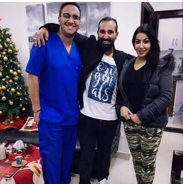 سمية الخشاب وزوجها أحمد سعد مع أحد الأطباء