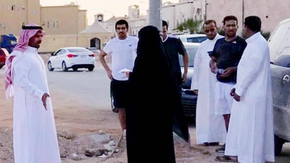 بالصور - أقوى امرأة شرق الرياض.. تراقب 9 أحياء والسيارات التالفة