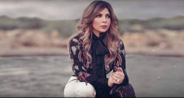 بالصورة – أصالة بإطلالة تثير السخرية في زفاف محمد إمام بسبب جواربها