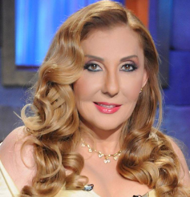 بالصورة – نادية الجندي بفستان مكشوف يظهر تجاعيدها وترهلاتها...  التناقض مع وجهها واضح