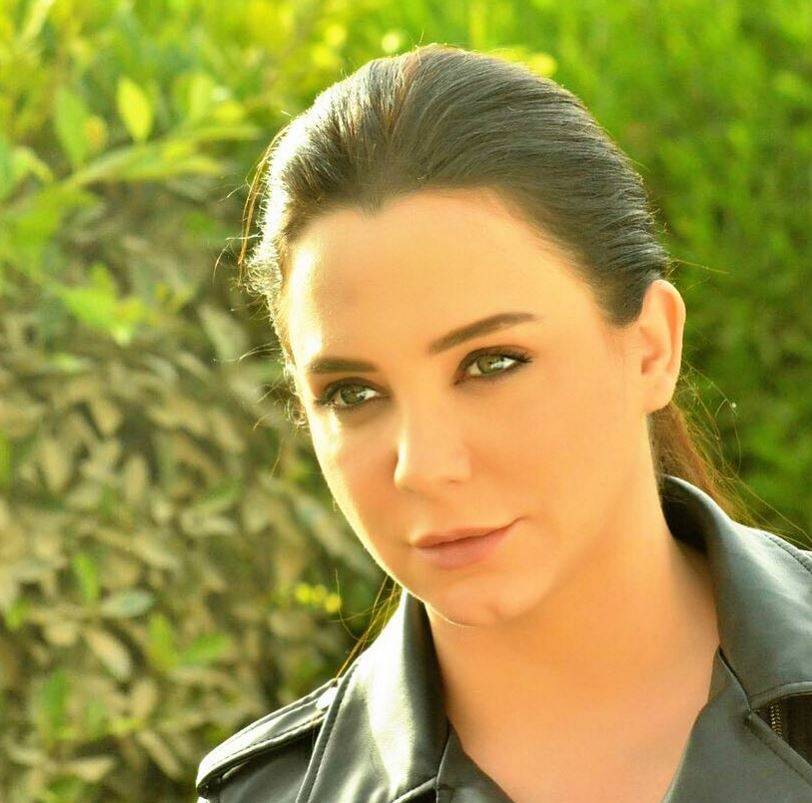 بالصورة – أول ظهور لسلاف فواخرجي بملابس الحداد... حزينة ومن دون ماكياج