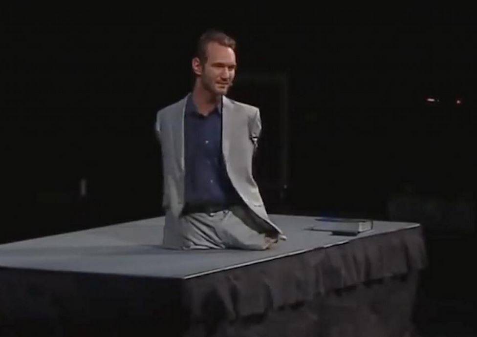 ولد من دون ذراعين وساقين... إليكم قصة الشاب الذي حقق المستحيل