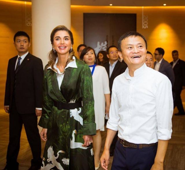 بالصورة – الملكة رانيا تتألق بالزي الصيني على طريقتها... شاهدوا ماذا ارتدت