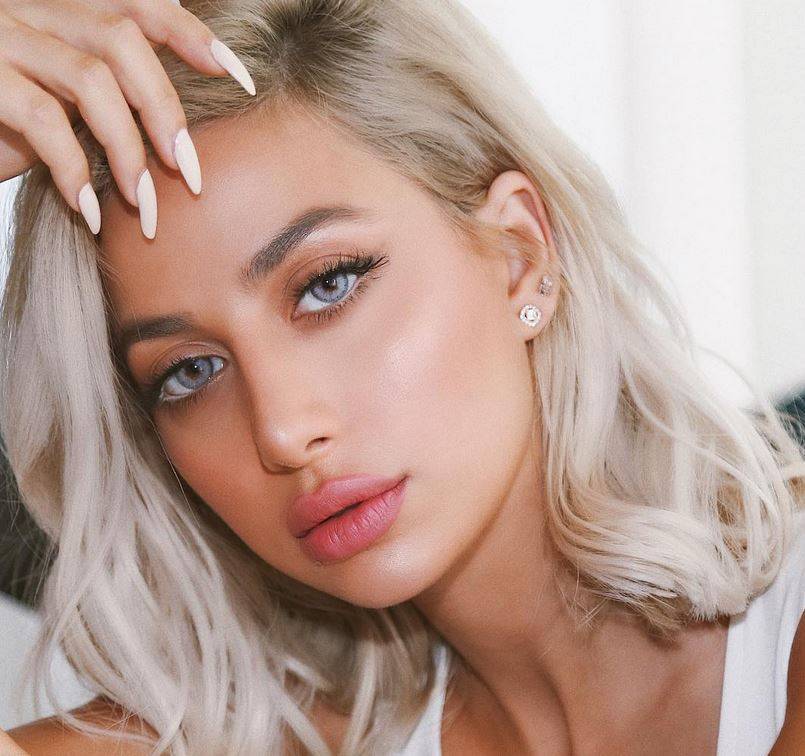 للمرة الأولى– مودل روز تخرج عن صمتها وتدافع عن ملابسها... وهذا رأي عائلتها