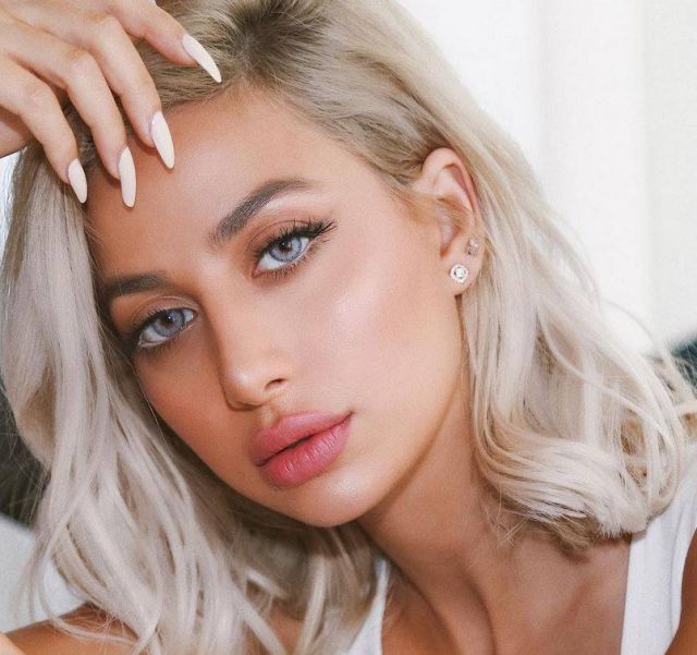 للمرة الأولى– مودل روز تخرج عن صمتها وتدافع عن ملابسها... وهذا رأي عائلتها