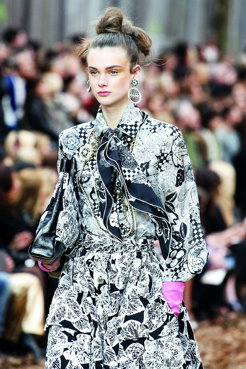 Scarvers الوشاح موضة هذا الموسم... شاهديه على منصات العروض