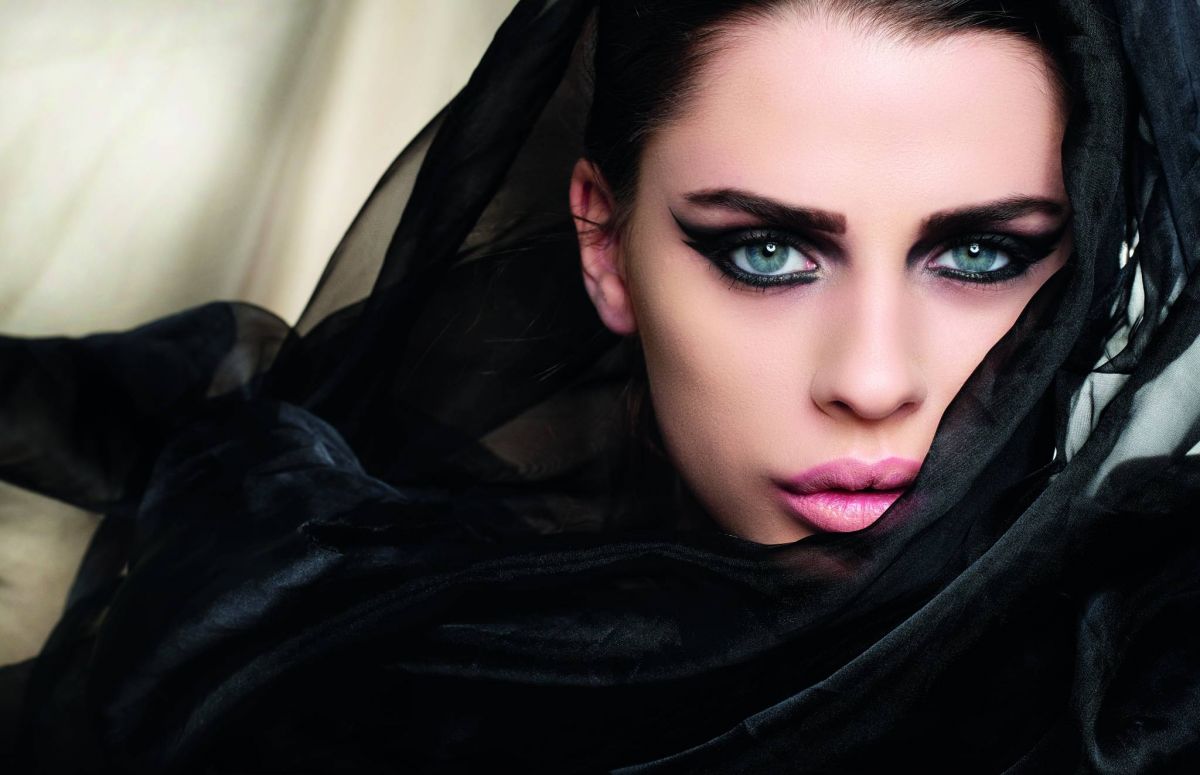 تعلّمي رسم الآيلاينر بالشكل الذي يناسب عينيك