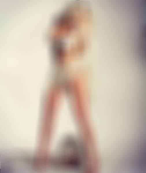 بالصور - نجمة لبنانية تتخطى كل الحدود لإعلان تكبير صدرها