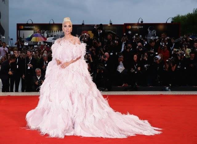 بالصور - شاهدي إطلالة ليدي غاغا الجريئة... ما رأيك بالريش؟ ‎