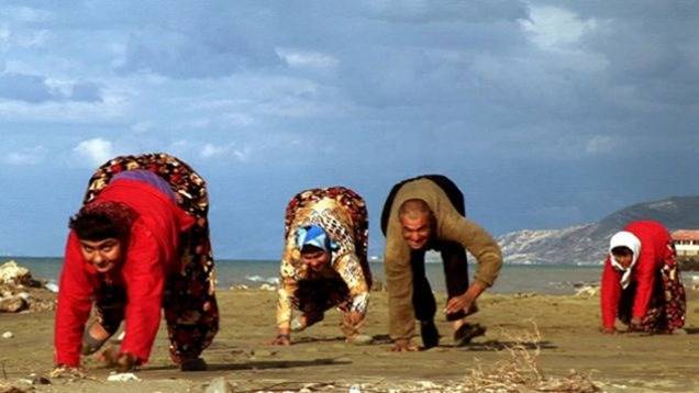 تعرفوا إلى العائلة التي يسير أفرادها على اربع... وهذا هو السبب الغريب