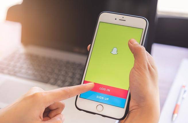 يخضعون لجراحات ليشبهوا صورهم على 