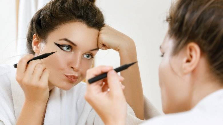 بالفيديو – شاهدي كيف استخدمت شريط الجروح اللاصق لرسم الآيلاينر... ستقليدنها حتماً