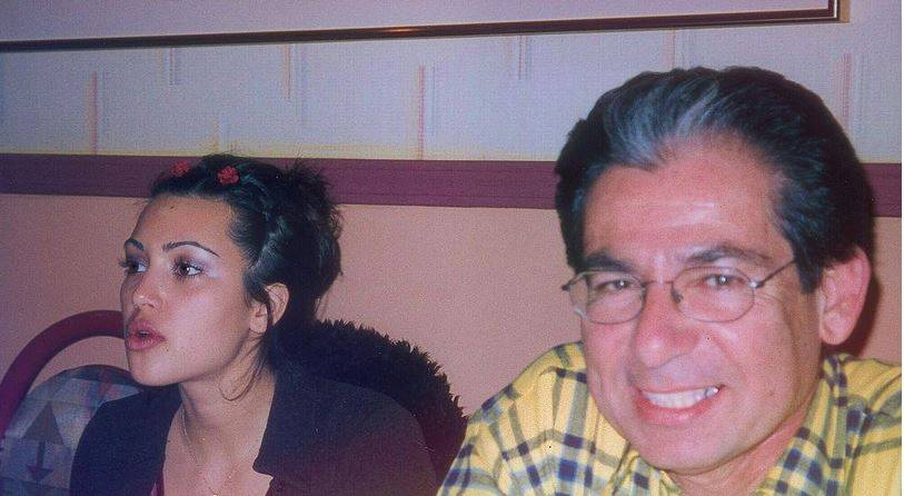 بالصورة - شاهدوا إطلالة كيم كرداشيان الطبيعية منذ 20 عاماً... وتعرفوا إلى والدها الوسيم