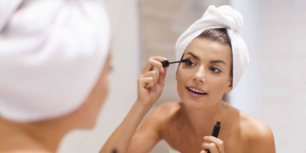 أخيراً - اكتشفي سبب فتحك فمك عند تطبيق الماسكارا... غير متوقع