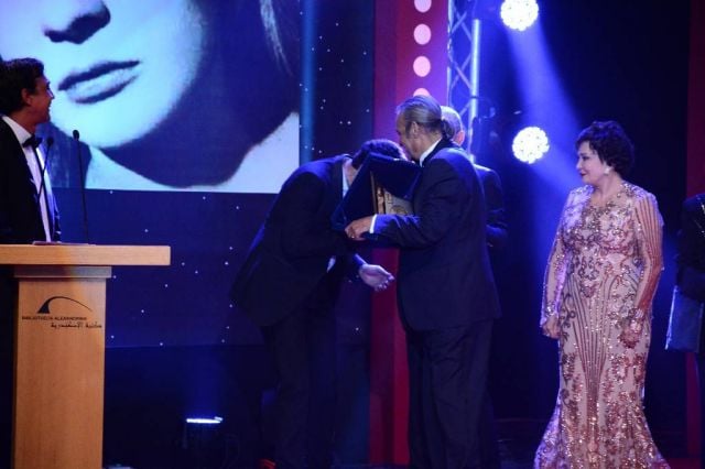 أحمد الفيشاوي يقبل يد والده