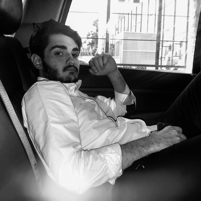 أوراق نقدية بوجوه فنية... إبراهيم سلطاني يبتكر أسلوباً جديداً في الرسم