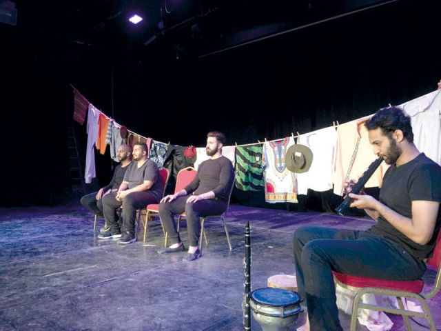 الممثل فيصل الدوخي في مسرحية حبل غسيل