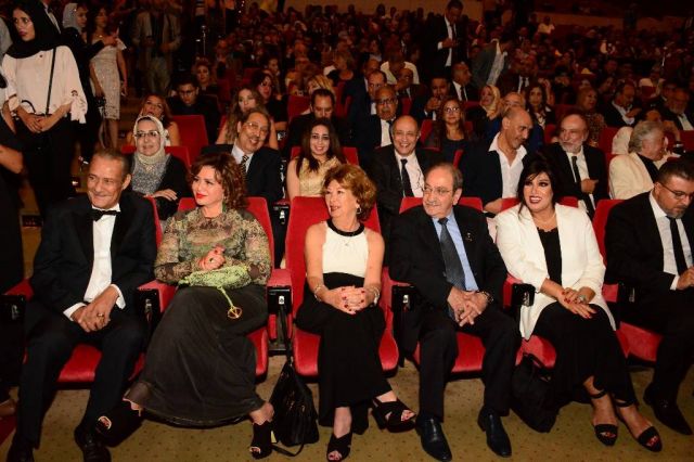 بالصور والفيديو - إطلالات النجمات في إفتتاح مهرجان الإسكندرية السينمائي وموقف محرج لكندة حنا