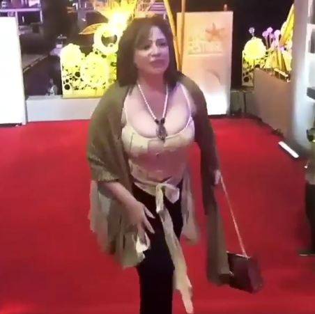 بالصور - بعد ملابسها السيئة.. إلهام شاهين تسكت منتقديها بفستان مكشوف وضيق