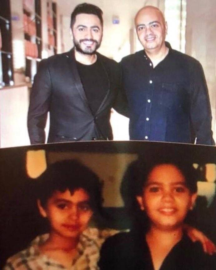 تامر حسني ينشر صورة من طفولته.. من الطفل الذي كان بجواره وما رسالته له؟