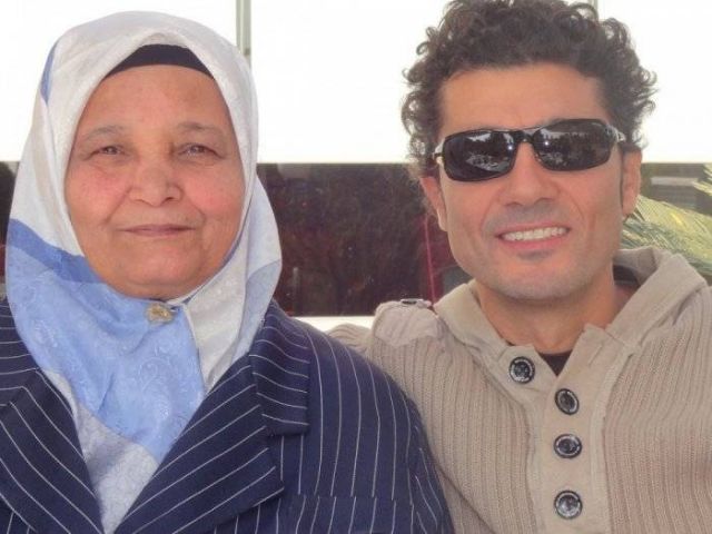 بعد أيام قليلة من وفاة والدته ورفضه إقامة عزاء لها... خالد النبوي يحاول تخطي أحزانه بهذه الطريقة