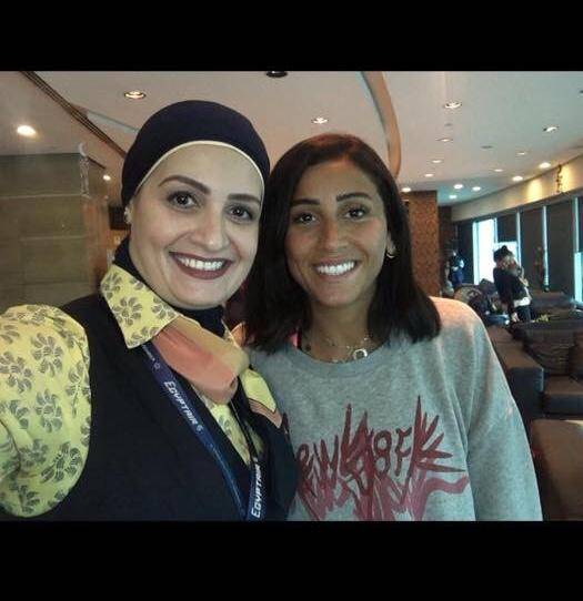 دينا وإحدى موظفات المطار