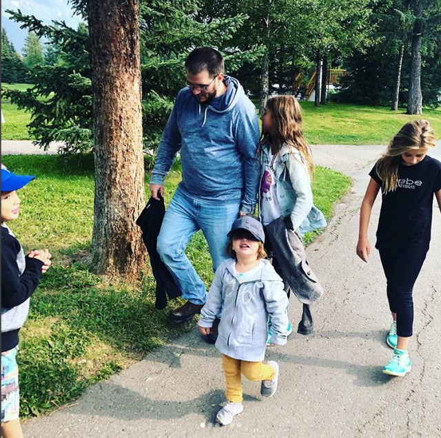 زوج حلا وأطفالهما