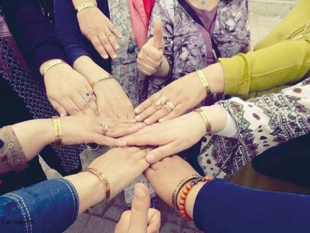 سيدات يرتدين سوار المبادرة