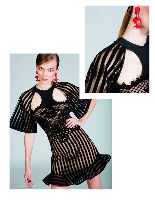 فستان قصير من David Koma. أقراط حمراء للأذنين من Oscar de la Renta.