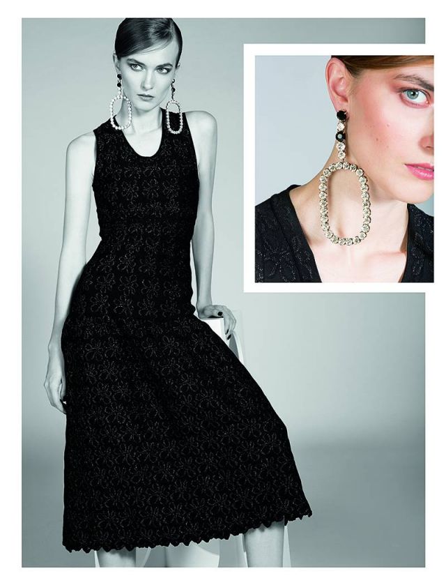 فستان من النسيج المحبوك من Alaia. أقراط كبيرة للأذنين من Saint Laurent.